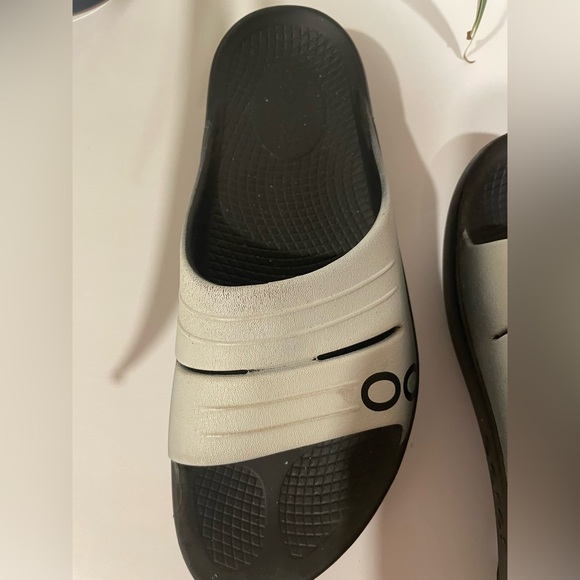 Oofos Slides - Size 6 - Picture 6 of 6